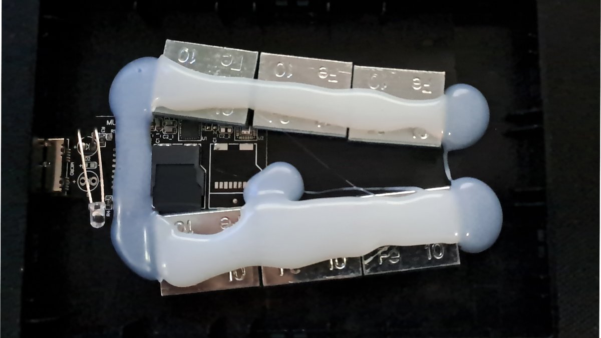 16TB SSD只要30美元？拆开一看，热熔胶粘的竟是microSD卡