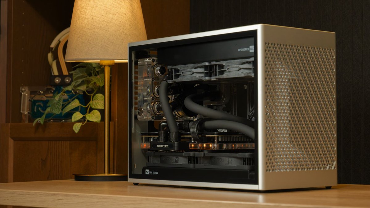 极限ITX挑战：19升机箱塞进RTX 5090，硬核玩家打造“灰度”水冷神机