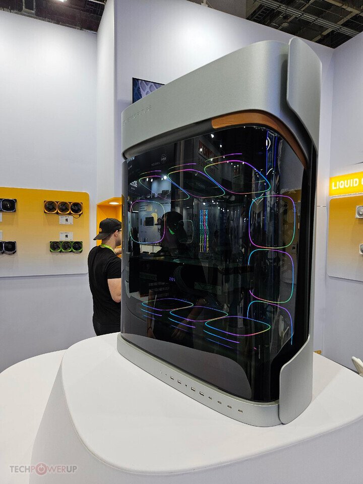 几何未来Computex 2026：三舱巨塔机箱亮相